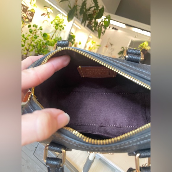 Coach mini Rowan 
New
Black with gold hardware - Picture 11 of 16